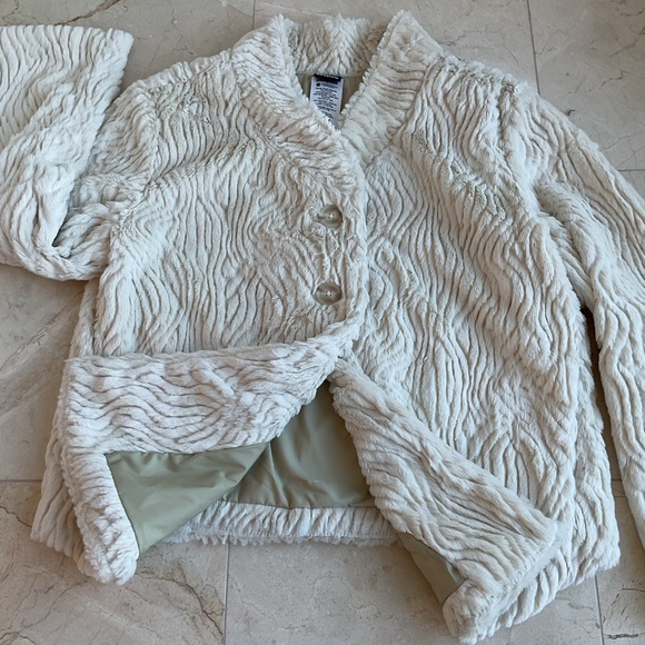 Patagonia women’s faux fur Snow Jacket - Picture 8 of 12